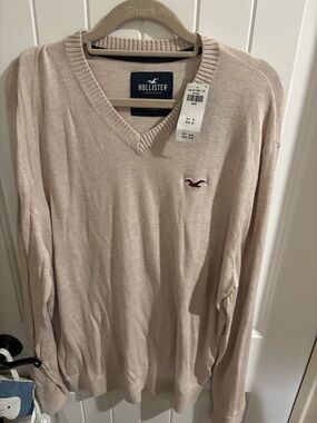 BRAND NEW WITH TAGS Hollister Men's V-Neck Sweater in Light Beige MENS LARGE